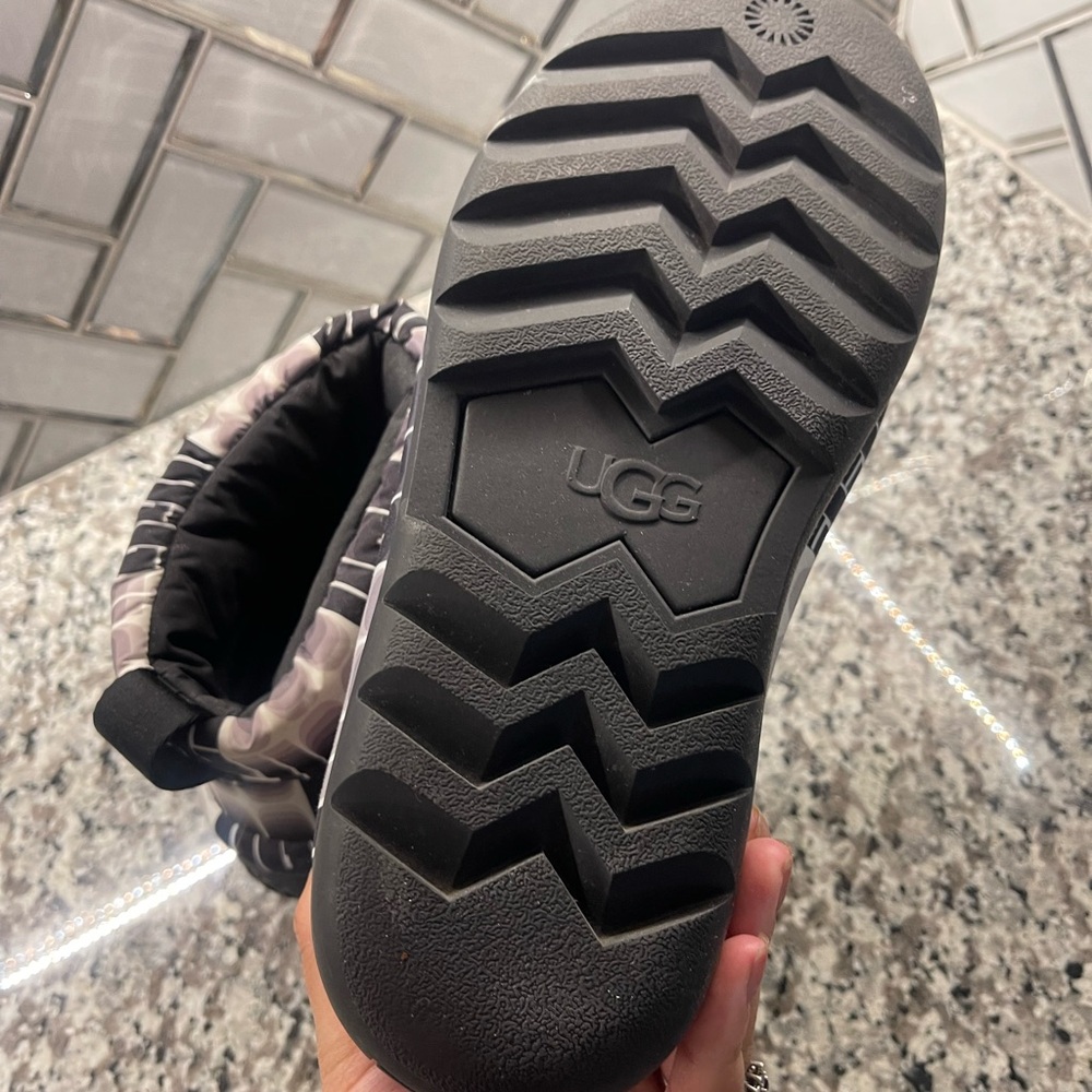UGG Monochrome Logo Boots - Picture 5 of 6